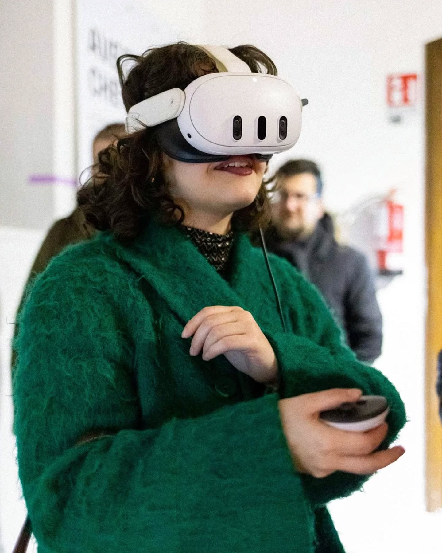 Una visitatrice prova il visore VR all'inaugurazione di Avezzano che fu